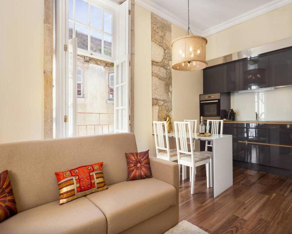 Apartamento de 1 dormitorio con balcón y vistas laterales al río