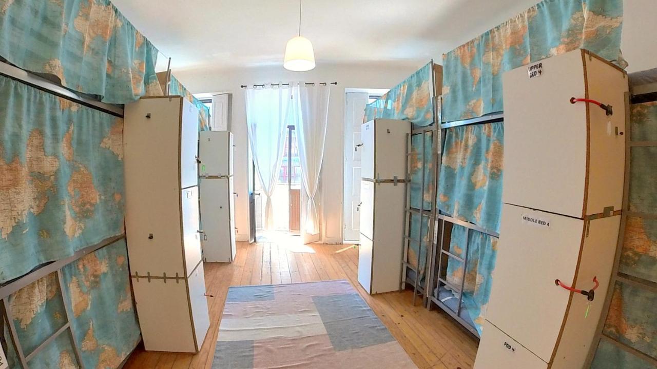 Bed in een Gemengde Slaapzaal met 12 Bedden
