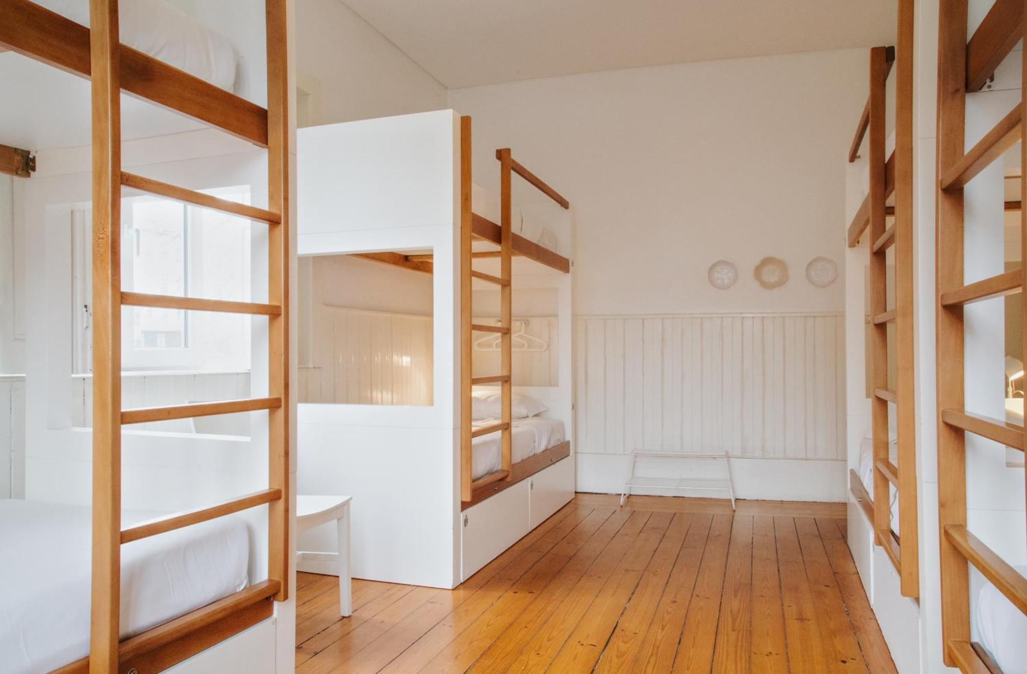 Cama en habitación femenina compartida de 4 camas