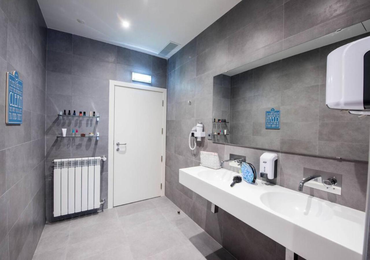 Bed in 8-Bed Mixed Dormitory Room with Private Bathroom