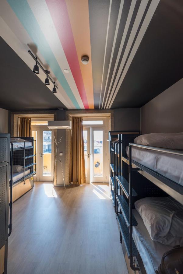 Cama num Dormitório Misto com 8 Camas