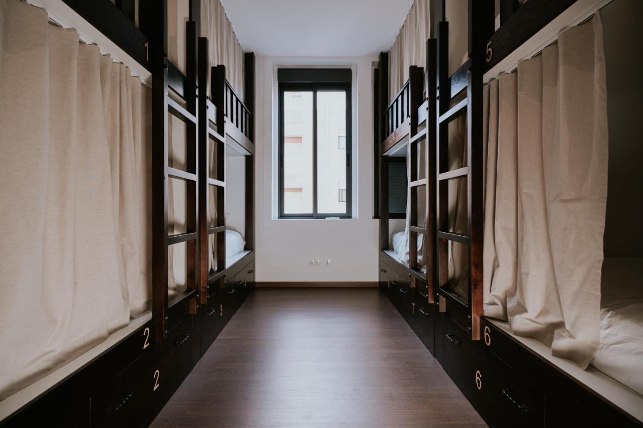 Single Bed in Mixed Dormitory Room