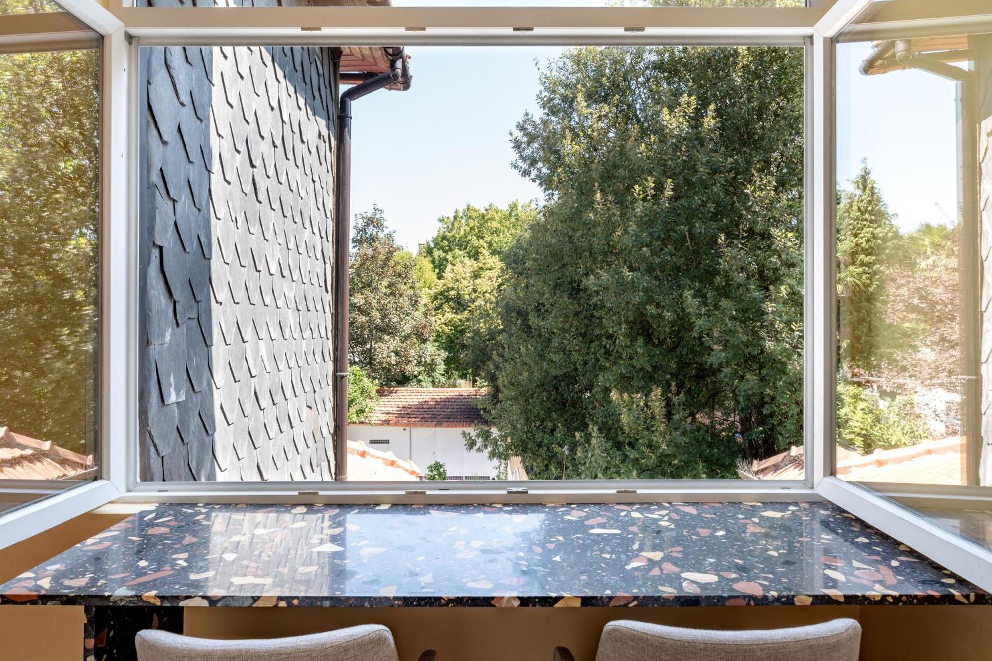 Deluxe One-Bedroom Apartment with Garden View - House 82