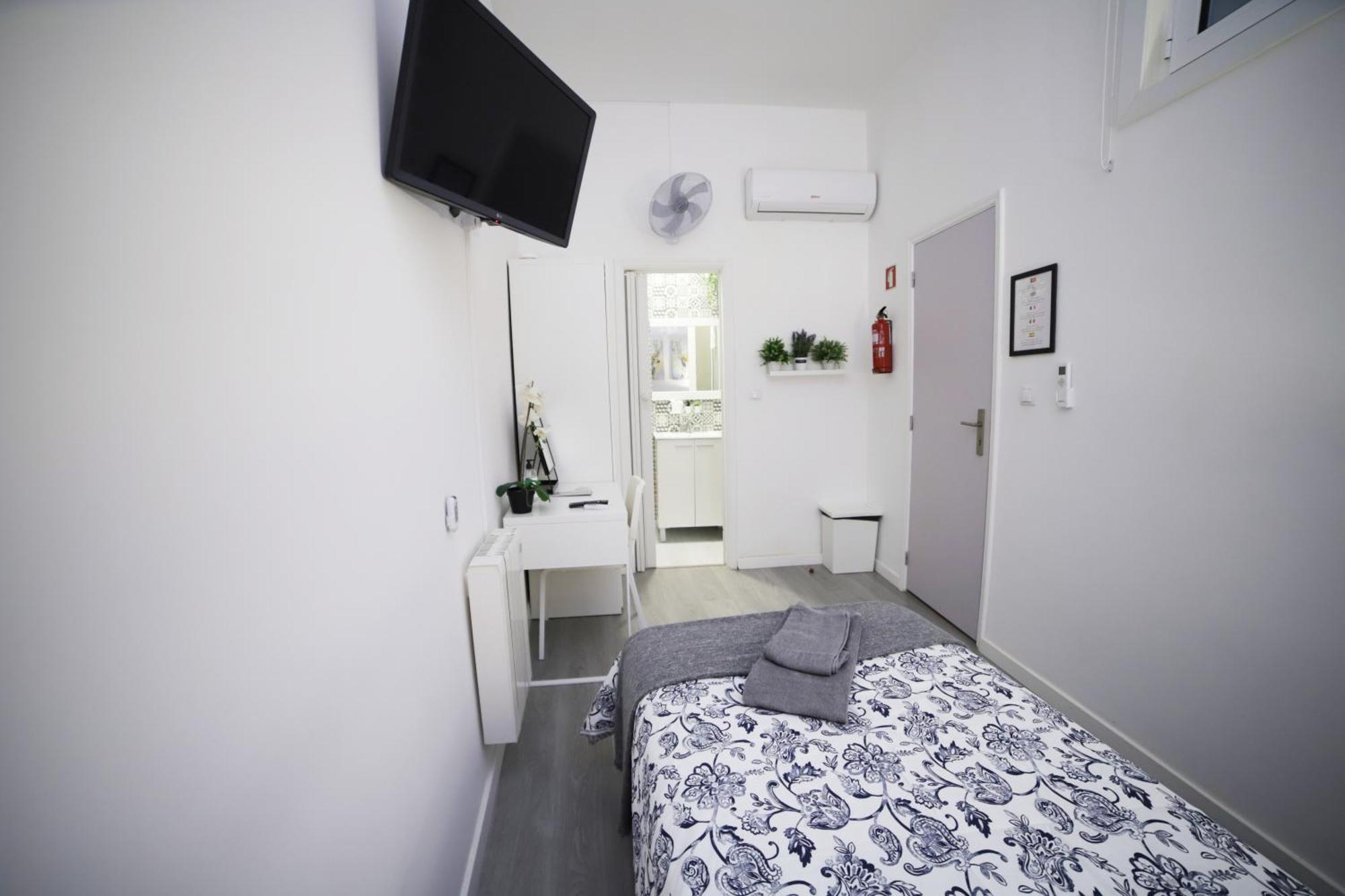 inside single room,1580154776:JPEG