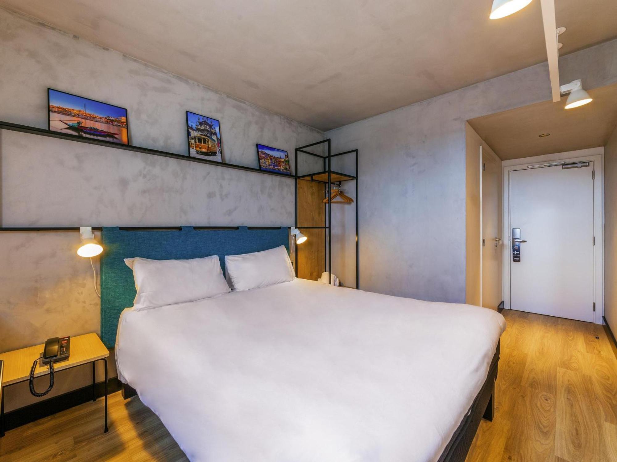 Queen Suite with Sofa Bed
