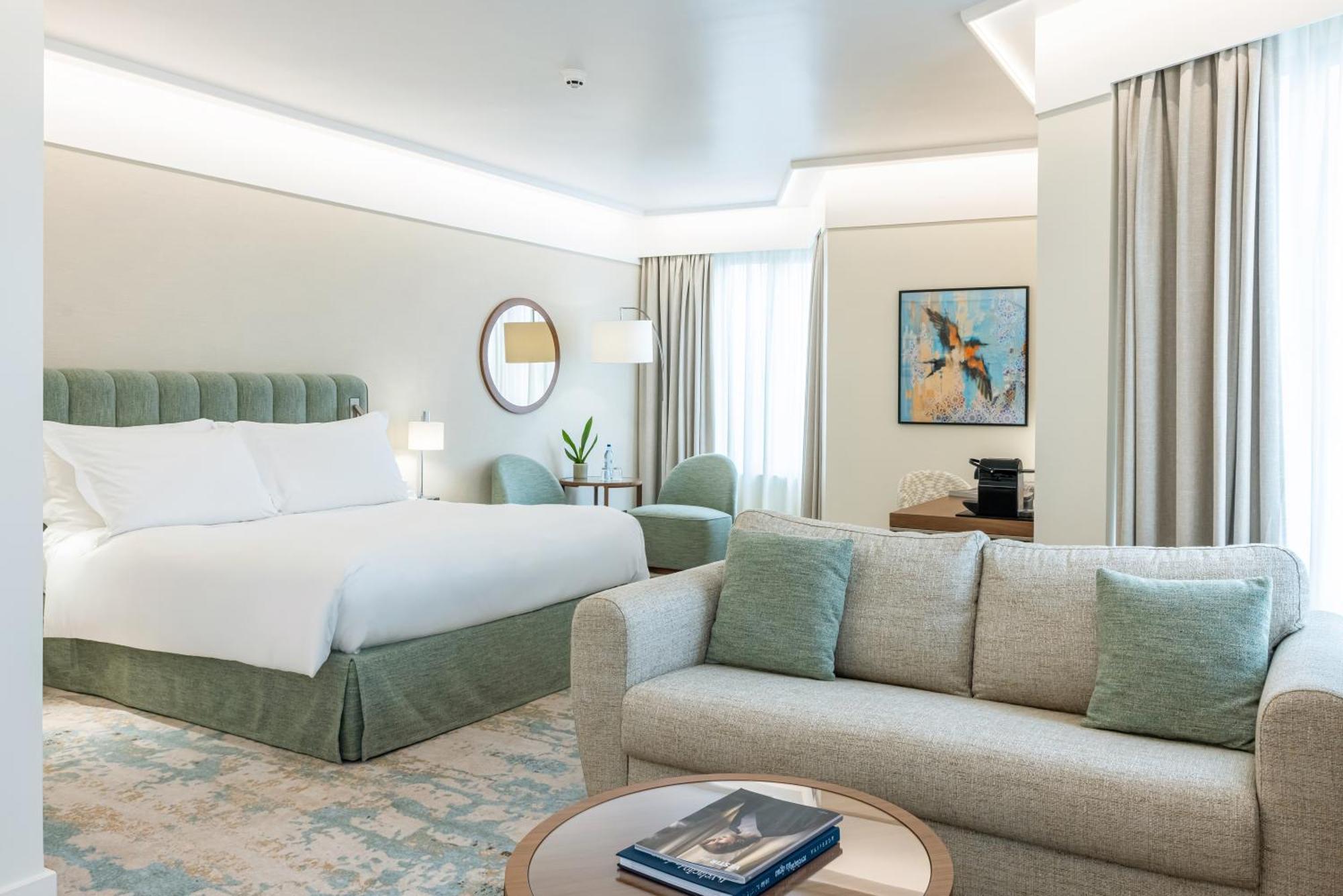 Junior Queen Suite with Corner Room - High Floor