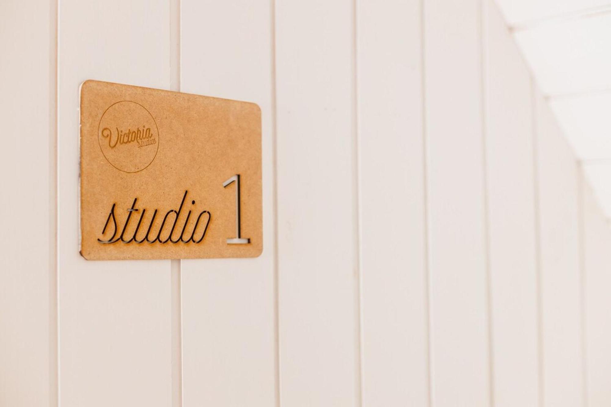 Studio Lit Queen-Size