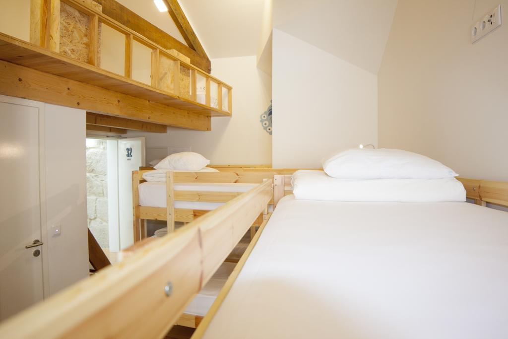 Cama num Dormitório Feminino com 8 Camas e Casa de Banho Privativa