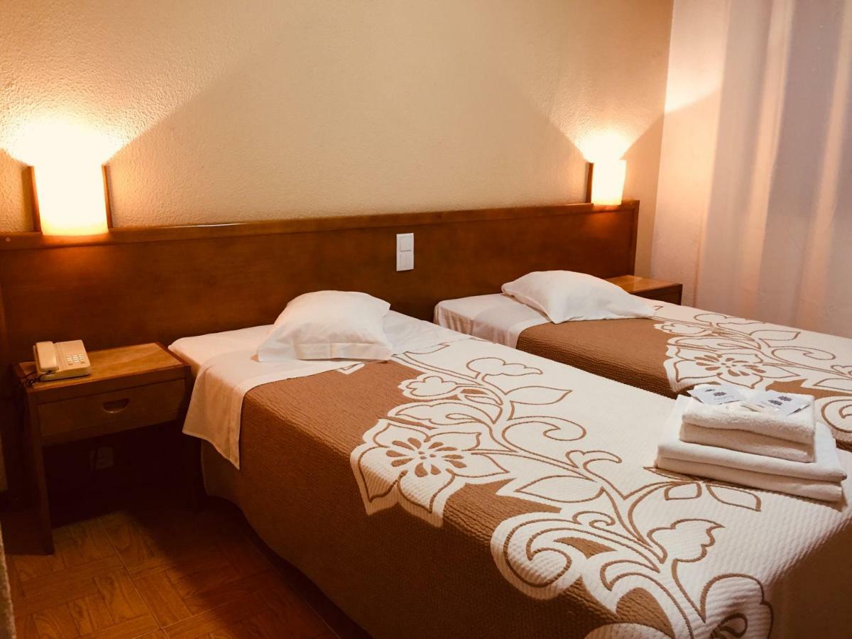Quarto com 2 Camas de Solteiro