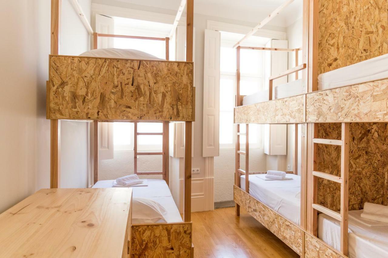 Cama en habitación compartida femenina de 6 camas