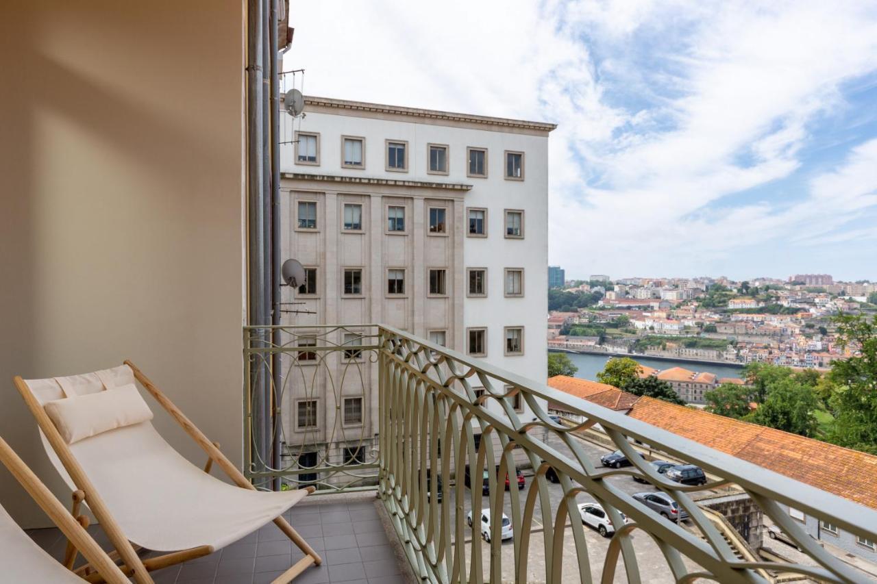 Studio with Balcony and River View - 1st floor back,939317743:JPEG