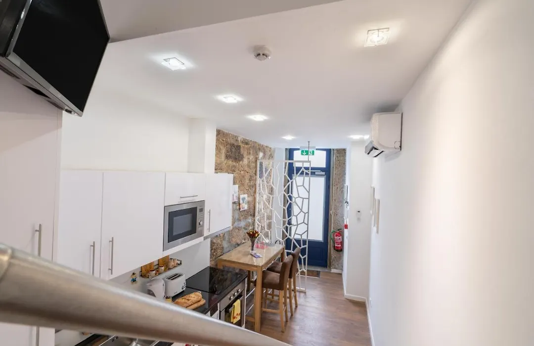Charming Central Flat Vibrant Decor Metro Ac In Porto-1