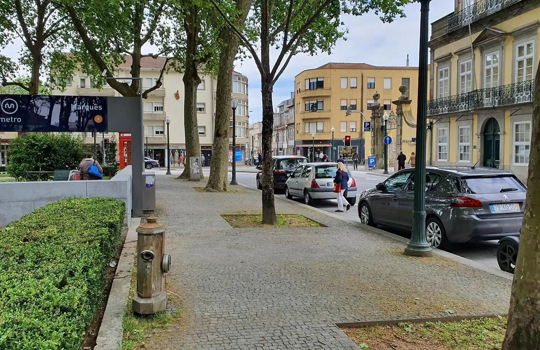 Downtown Porto With Parking Next To Subway-1