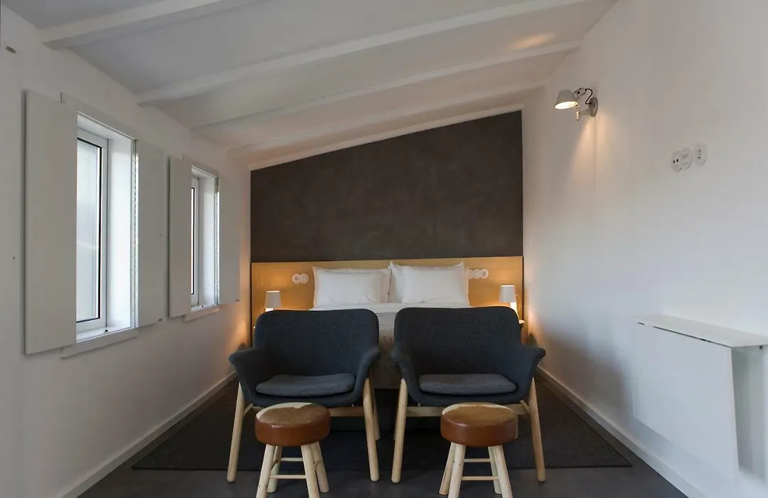 Oporto Design Attic - Solar Da Avenida-1