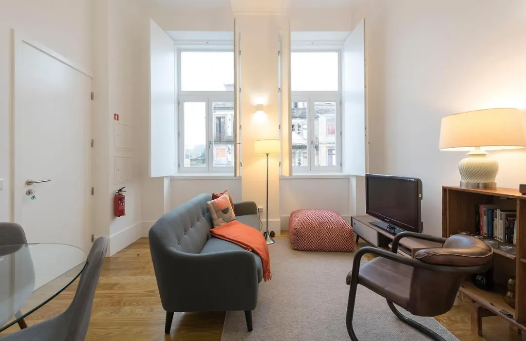 Lovelystay - Cozy Duplex With Patio Right Off Train&Metro Station-1