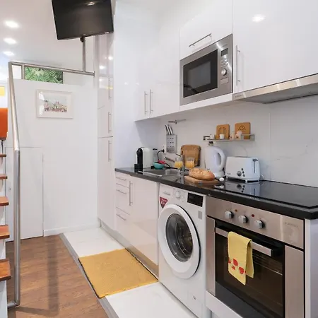 Charming Central Flat Vibrant Decor Metro Ac In Porto-2