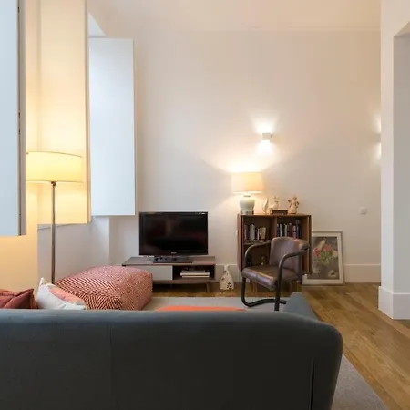 Lovelystay - Cozy Duplex With Patio Right Off Train&Metro Station-3