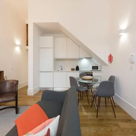 Lovelystay - Cozy Duplex With Patio Right Off Train&Metro Station-2