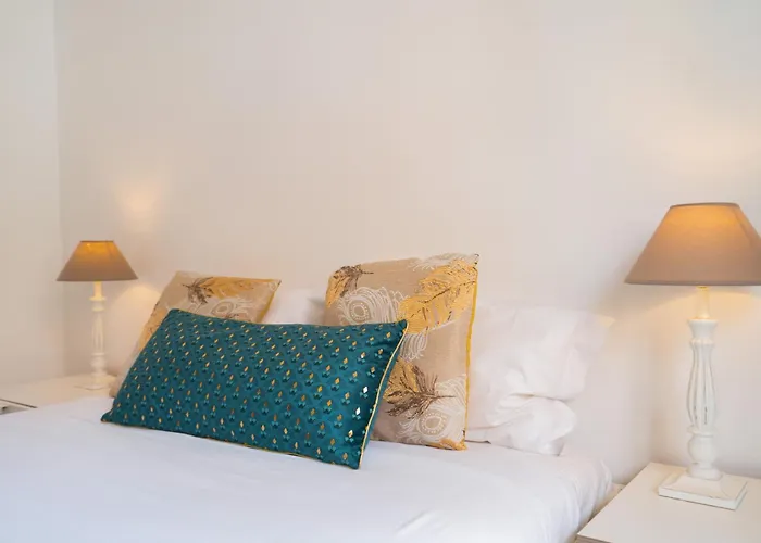 Renovated 3Br Apt Near City Hotspots With Great Value Porto